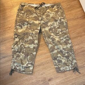 Moosejaw Women's Tan Camo Cargo Capris Hunting Cabincore Outdoors Gorpcore